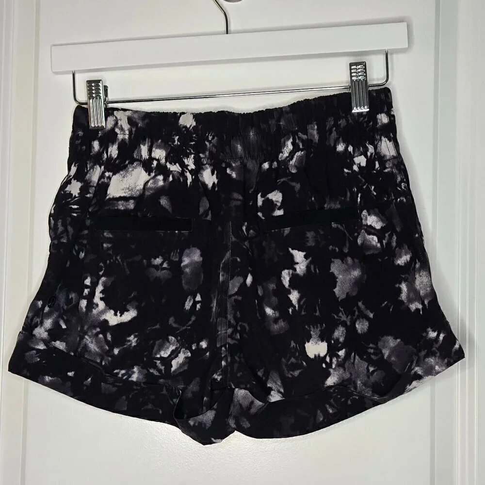 Lululemon Spring Break Away Short II - 4 Dusk Dye White Black / Black